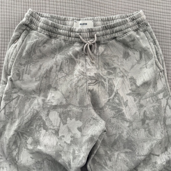 Hollister Men's Camo Jogging Pants - Picture 4 of 4